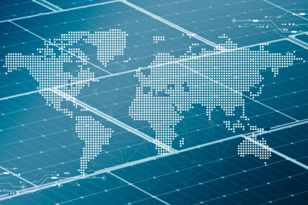 Placas fotovoltaicas em destaque ao globo mundial - Foto Adobe Stock