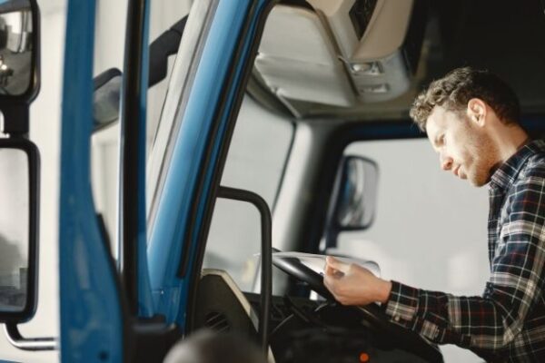 Campanha “Orgulho de Carregar o Brasil”, da  CarboFlix, busca atrair jovens e valorizar caminhoneiros