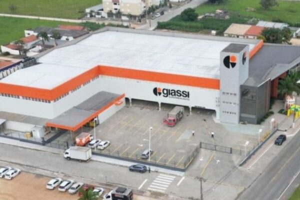 Giassi Supermercados adota inteligência artificial e melhora desempenho logístico com plataforma Envoy