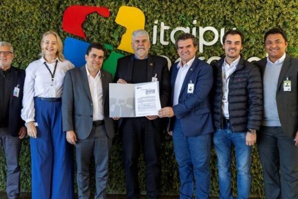 Infraero e Itaipu Parquetec firmam parceria para modernizar aeroportos regionais no Paraná
