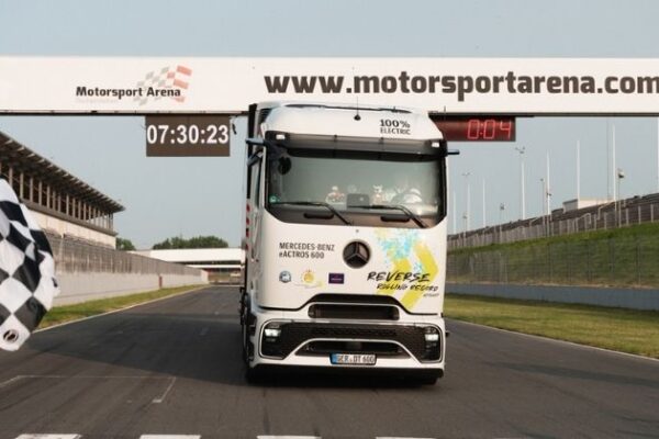 Mercedes-Benz eActros 600 bate recorde mundial em marcha à ré com caminhão elétrico