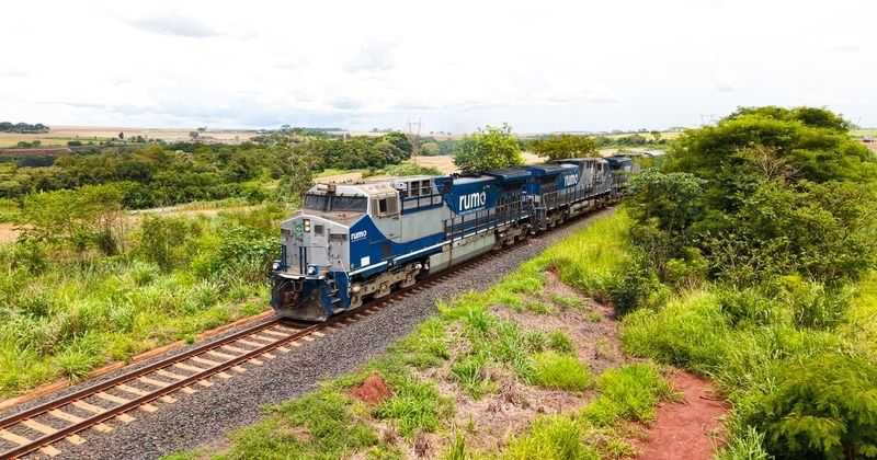 Rumo amplia capacidade logística com operação de trens de 135 vagões ao Porto de Santos