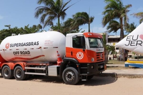 Supergasbras leva GLP a granel a Jericoacoara com caminhão off-road