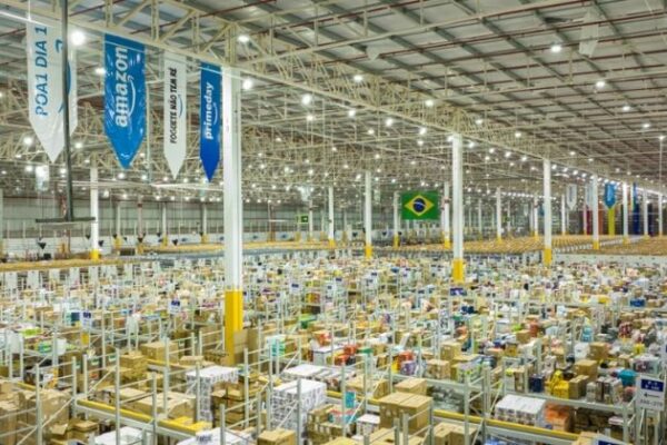 Amazon celebra 200 polos logísticos no Brasil e amplia programas para entregas rápidas pelo país
