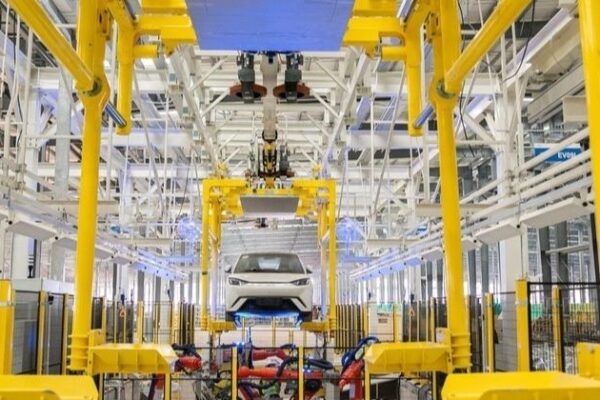 Primeiro BYD Dolphin Mini produzido no Brasil marca início da fábrica de carros elétricos em Camaçari