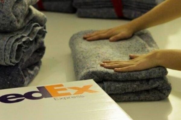 FedEx recicla 13 mil uniformes e produz 5.650 cobertores em programa de sustentabilidade
