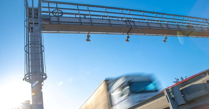 MeuPedágio.com e Bradesco Cartões firmam parceria para expandir pagamento de pedágio por leitura de placa no TRC