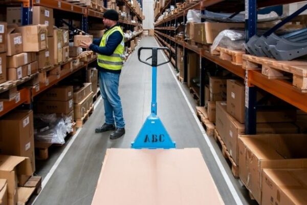 OMODA & JAECOO inaugura centro logístico em Cajamar com meta de 20 mil m² até 2027 A OMODA & JAECOO, marca do grupo Chery International, anunciou a inauguração de seu centro logístico para distribuição de peças de reposição em Cajamar (SP), município estratégico no setor de logística nacional. A estrutura, que ocupa atualmente 1.500 m², deverá crescer para 3.000 m² até o fim de 2025 e atingir 20 mil m² até 2027, reforçando a capacidade de atender a rede de concessionárias e clientes em todo o Brasil. A escolha de Cajamar se deu pela localização privilegiada, integração com as principais rotas de transporte do Sudeste e infraestrutura preparada para operações complexas. De acordo com Vitor Santos, head de Logística da OMODA & JAECOO Brasil, “Cajamar e região são referências logísticas para o setor automotivo. A facilidade e expertise em lidar com movimentações complexas colaboram com nossa estratégia de distribuição”. O centro logístico foi planejado com integração entre as áreas de logística e pós-vendas, garantindo abastecimento ágil e eficaz da rede, que já está presente em 17 estados brasileiros. Hoje, a empresa conta com mais de 5 mil SKUs, totalizando cerca de 12 mil peças diferentes em estoque, com índice de disponibilidade entre 95% e 97%. Segundo André Maranhão, head de Pós-Vendas da fabricante chinesa, o investimento tem como foco a experiência do cliente no pós-venda, desde a identificação da demanda até a entrega da peça. “O pós-venda começa antes da venda. Construímos essa estrutura lado a lado com nosso time técnico, que entende o comportamento da rede e o que gira com mais velocidade. Estamos sempre prontos para monitorar todo o ciclo, da entrada no sistema à entrega final no concessionário”, explicou. Nos próximos meses, a previsão é de que o estoque seja ainda mais robusto, com capacidade equivalente a seis meses de fornecimento. A estrutura também está preparada para acompanhar o crescimento da rede de concessionárias, que já soma 50 lojas em 17 estados. A inauguração do centro ocorre no contexto da expansão global da OMODA & JAECOO, que iniciou operações no Brasil em abril de 2025, com o lançamento dos modelos Omoda 5 e Jaecoo 7. Desde então, a marca tem apresentado crescimento expressivo. Em abril, registrou a venda de 28.168 unidades no mundo, um aumento de 68% em relação ao ano anterior. Outro destaque do período foi o avanço dos modelos NEV (Veículos de Nova Energia), que representaram 53% das vendas globais no mês, com mais de 15 mil unidades, impulsionados pelo desempenho do Jaecoo 7 SHS, híbrido que sozinho alcançou 12.800 unidades vendidas. De acordo com Shawn Xu, CEO da marca, o sucesso obtido em apenas dois anos reforça a estratégia de unir tecnologia, design e funcionalidade urbana. “Desde a origem até aqui atingimos o sucesso em uma velocidade rápida. Estamos prontos para ir além a partir de 2025”, afirmou.