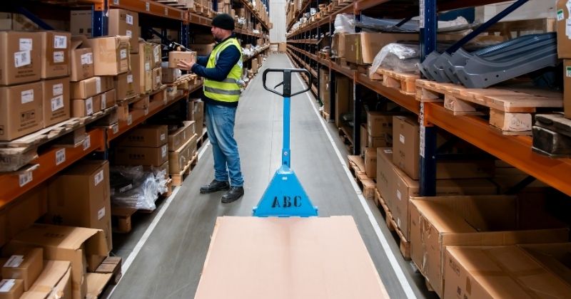 OMODA & JAECOO inaugura centro logístico em Cajamar com meta de 20 mil m² até 2027 A OMODA & JAECOO, marca do grupo Chery International, anunciou a inauguração de seu centro logístico para distribuição de peças de reposição em Cajamar (SP), município estratégico no setor de logística nacional. A estrutura, que ocupa atualmente 1.500 m², deverá crescer para 3.000 m² até o fim de 2025 e atingir 20 mil m² até 2027, reforçando a capacidade de atender a rede de concessionárias e clientes em todo o Brasil. A escolha de Cajamar se deu pela localização privilegiada, integração com as principais rotas de transporte do Sudeste e infraestrutura preparada para operações complexas. De acordo com Vitor Santos, head de Logística da OMODA & JAECOO Brasil, “Cajamar e região são referências logísticas para o setor automotivo. A facilidade e expertise em lidar com movimentações complexas colaboram com nossa estratégia de distribuição”. O centro logístico foi planejado com integração entre as áreas de logística e pós-vendas, garantindo abastecimento ágil e eficaz da rede, que já está presente em 17 estados brasileiros. Hoje, a empresa conta com mais de 5 mil SKUs, totalizando cerca de 12 mil peças diferentes em estoque, com índice de disponibilidade entre 95% e 97%. Segundo André Maranhão, head de Pós-Vendas da fabricante chinesa, o investimento tem como foco a experiência do cliente no pós-venda, desde a identificação da demanda até a entrega da peça. “O pós-venda começa antes da venda. Construímos essa estrutura lado a lado com nosso time técnico, que entende o comportamento da rede e o que gira com mais velocidade. Estamos sempre prontos para monitorar todo o ciclo, da entrada no sistema à entrega final no concessionário”, explicou. Nos próximos meses, a previsão é de que o estoque seja ainda mais robusto, com capacidade equivalente a seis meses de fornecimento. A estrutura também está preparada para acompanhar o crescimento da rede de concessionárias, que já soma 50 lojas em 17 estados. A inauguração do centro ocorre no contexto da expansão global da OMODA & JAECOO, que iniciou operações no Brasil em abril de 2025, com o lançamento dos modelos Omoda 5 e Jaecoo 7. Desde então, a marca tem apresentado crescimento expressivo. Em abril, registrou a venda de 28.168 unidades no mundo, um aumento de 68% em relação ao ano anterior. Outro destaque do período foi o avanço dos modelos NEV (Veículos de Nova Energia), que representaram 53% das vendas globais no mês, com mais de 15 mil unidades, impulsionados pelo desempenho do Jaecoo 7 SHS, híbrido que sozinho alcançou 12.800 unidades vendidas. De acordo com Shawn Xu, CEO da marca, o sucesso obtido em apenas dois anos reforça a estratégia de unir tecnologia, design e funcionalidade urbana. “Desde a origem até aqui atingimos o sucesso em uma velocidade rápida. Estamos prontos para ir além a partir de 2025”, afirmou.