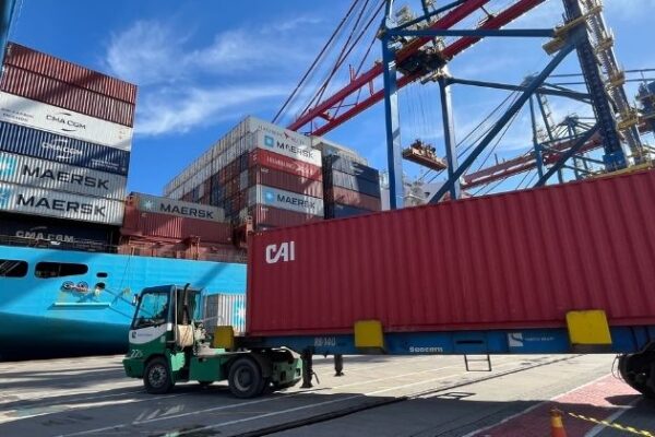 Santos Brasil atinge recorde histórico com quase 8 mil movimentos em única operação no Tecon Santos