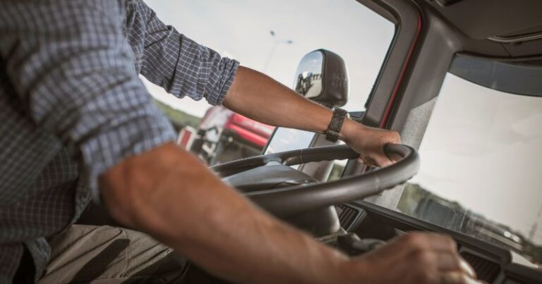 Apagão logístico preocupa Sinaceg diante da falta de motoristas qualificados Sinaceg alerta para risco de apagão logístico por falta de motoristas qualificados no transporte rodoviário