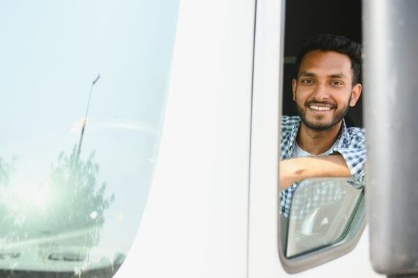 Dia do Caminhoneiro: dados e iniciativas reforçam importância da profissão para o transporte rodoviário brasileiro