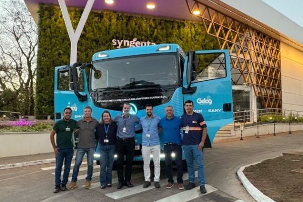 Gelog e Syngenta realizam primeiro transporte de contêiner em caminhão elétrico pela Serra da Anchieta