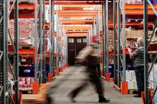 Intralogística automatizada melhora a experiência do cliente, mostra Invent