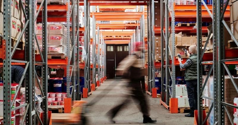 Intralogística automatizada melhora a experiência do cliente, mostra Invent