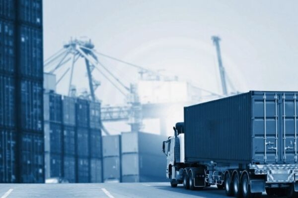 Tarifas dos EUA já impactam transporte de cargas e logística, mostra NTC&Logística