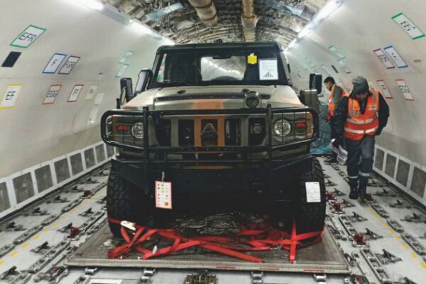 Vésper realiza transporte aéreo emergencial de carro militar do Brasil ao México