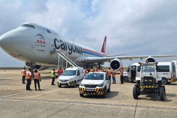 Aeroporto de Viracopos recebe equipamentos da Fórmula 1 em operação logística especial