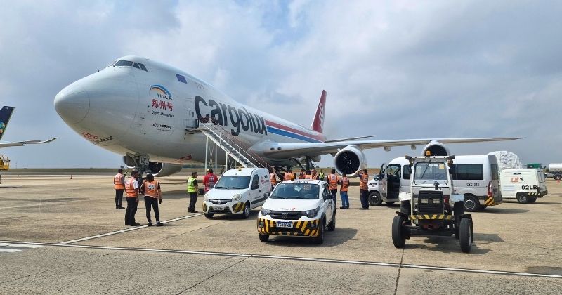 Aeroporto de Viracopos recebe equipamentos da Fórmula 1 em operação logística especial