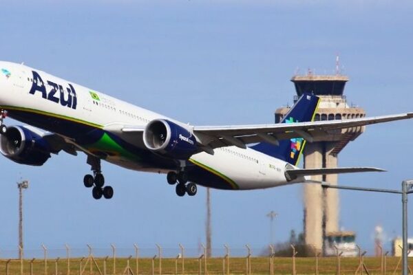 Transporte aéreo de livros cresce 12% e Azul Cargo movimenta mais de 900 toneladas em 2025