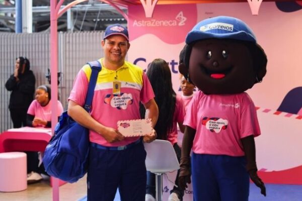 Correios adotam uniforme rosa em parceria com AstraZeneca na campanha “Com Apoio, a Vida Segue”