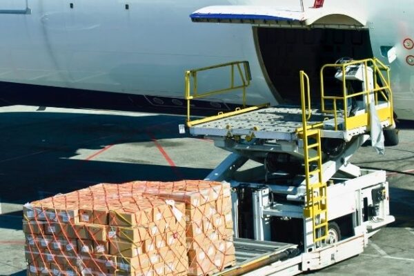 Demanda global por carga aérea cresce 4,1% em agosto, aponta IATA