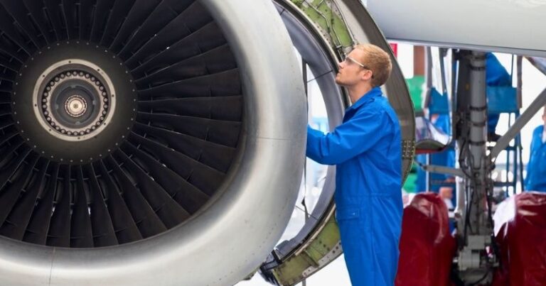 Gargalos na cadeia de suprimentos aeroespacial limitam companhias aéreas, diz IATA IATA alerta que desafios da cadeia de suprimentos podem gerar prejuízo bilionário às companhias aéreas em 2025