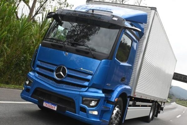 Caminhão elétrico Mercedes-Benz eActros 400 percorre 476 km até Curitiba sem recarga