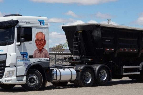 Transporte Rodrimar homenageia fundador com caminhão DAF XF personalizado