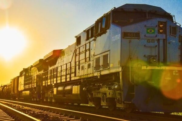 Rumo é a primeira ferrovia do Brasil a usar Starlink em locomotivas para ampliar segurança e conectividade