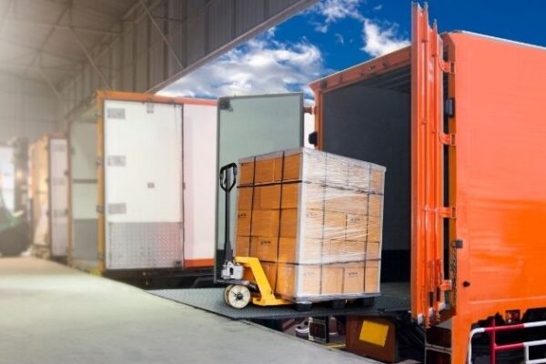 Transportadoras enfrentam aumento de pedidos de recuperação judicial com juros altos e custos crescentes, comenta IET