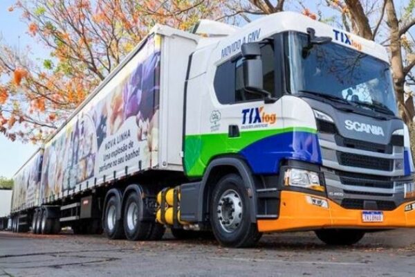 Ypê adota caminhões a gás em parceria com Scania e Localiza para logística sustentável