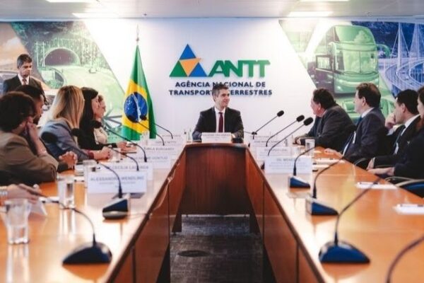 ABTLP e ANTT firmam acordo para fortalecer segurança e boas práticas no transporte de produtos perigosos