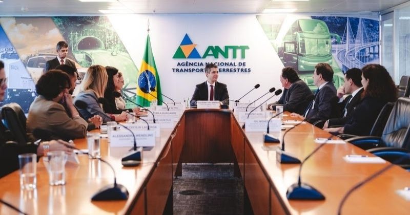 ABTLP e ANTT firmam acordo para fortalecer segurança e boas práticas no transporte de produtos perigosos