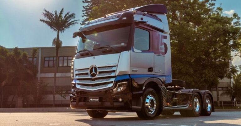 Actros Evolution Série Especial 15 anos da Mercedes-Benz chega com motor de 530 cavalos e pacote de segurança Mercedes-Benz lança Actros Evolution Série Especial 15 anos com motor de 530 cavalos e pacote completo de segurança