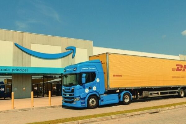 Amazon, DHL e Scania iniciam teste com caminhão elétrico em transporte de longa distância