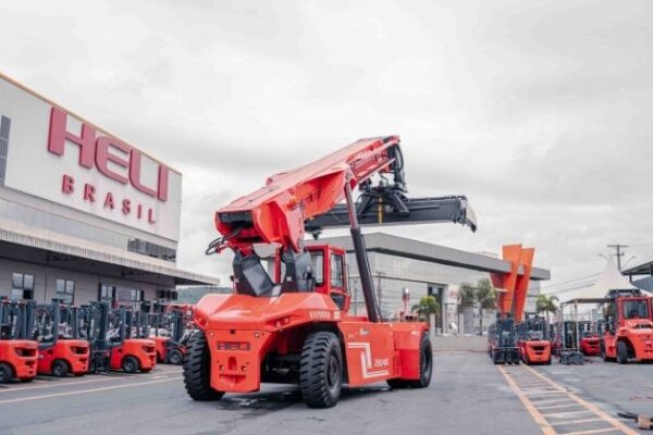 Empilhadeiras elétricas reduzem custos em até R$ 180 mil por ano e avançam na logística brasileira, mostra Heli