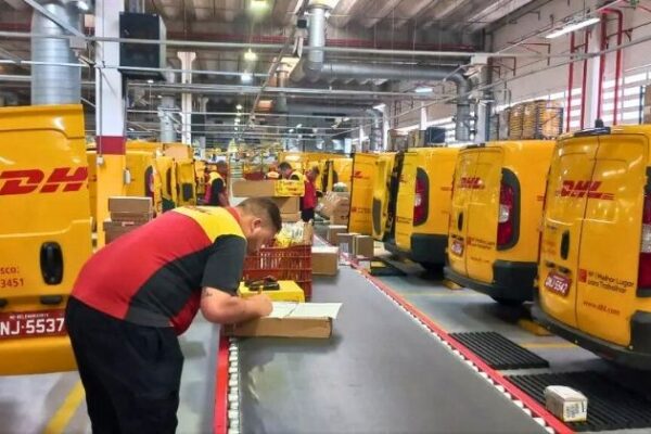 DHL Express projeta alta na Peak Season de 2025 e prevê até 15% mais entregas no Brasil