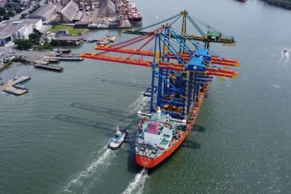 Navio deixa a China rumo ao Tecon Santos com novos guindastes elétricos de pátio e cais
