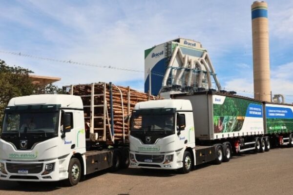 Bracell investe R$ 3,5 mi em caminhões elétricos de 74t para transporte de madeira e celulose