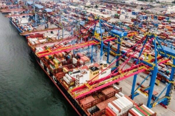 Guerra tarifária deve impactar o comércio exterior brasileiro a partir de 2026