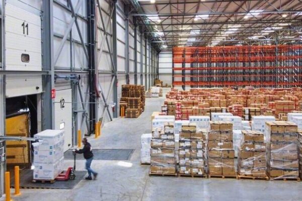 Logística no fim de ano enfrenta gargalos fiscais e congestionamento em hubs no Brasil, diz Emiteaí