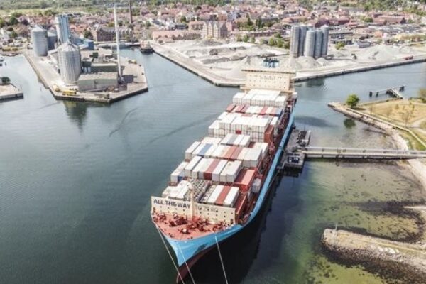 Maersk testa mistura com etanol a 50% no navio Laura Maersk em nova etapa de descarbonização