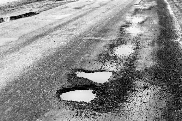 Rodovias sem manutenção ampliam risco logístico no transporte rodoviário, alerta Sinaceg