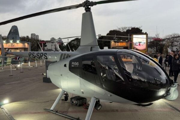 Transporte aéreo da Rhenus Logistics movimenta remessa histórica de helicópteros no Aeroporto de Vitória