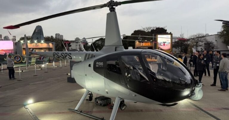 Transporte aéreo da Rhenus Logistics movimenta remessa histórica de helicópteros no Aeroporto de Vitória (ES) Transporte aéreo da Rhenus Logistics movimenta remessa histórica de helicópteros no Aeroporto de Vitória