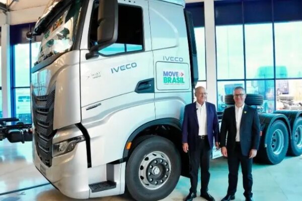 IVECO realiza primeira entrega de caminhões pelo Programa Move Brasil com participação de Geraldo Alckmin