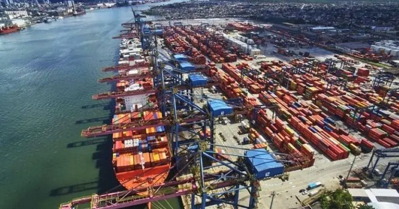 Movimentação de cargas nos portos brasileiros cresce 5% e bate recorde em 2025