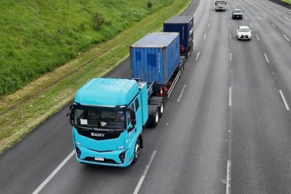 Gelog realiza operação inédita com caminhão elétrico pesado no Sistema Anchieta-Imigrantes em São Paulo