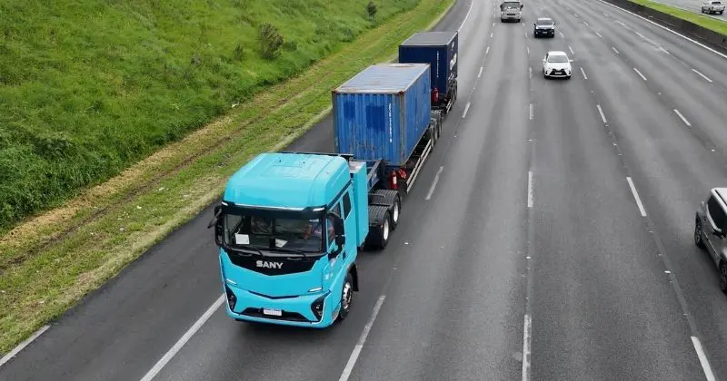 Gelog realiza operação inédita com caminhão elétrico pesado no Sistema Anchieta-Imigrantes em São Paulo